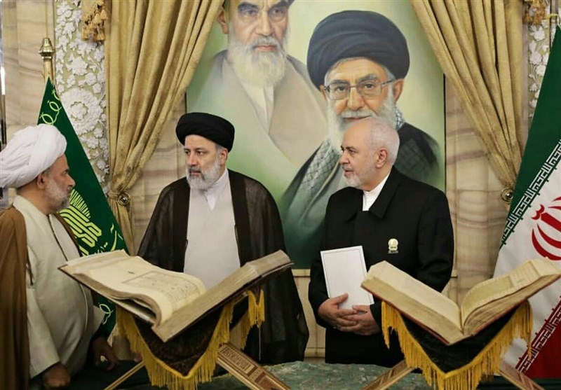 اهدای قرآن خطی &zwnj;به موزه آستان قدس رضوی&zwnj; + تصاویر