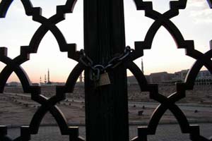 آل سعود با ایجاد موانعی زائران خانه خدا را از مشاهده قبرستان بقیع محروم کرد