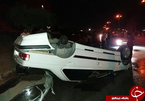 مصدومیت یک نفر براثر واژگونی خودرو پژو در بلوار شصت متری خرم آباد+عکس