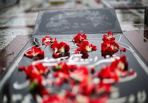 مزار شهدای ارومیه به مناسبت هفته دولت غبارروبی وعطرافشانی شد