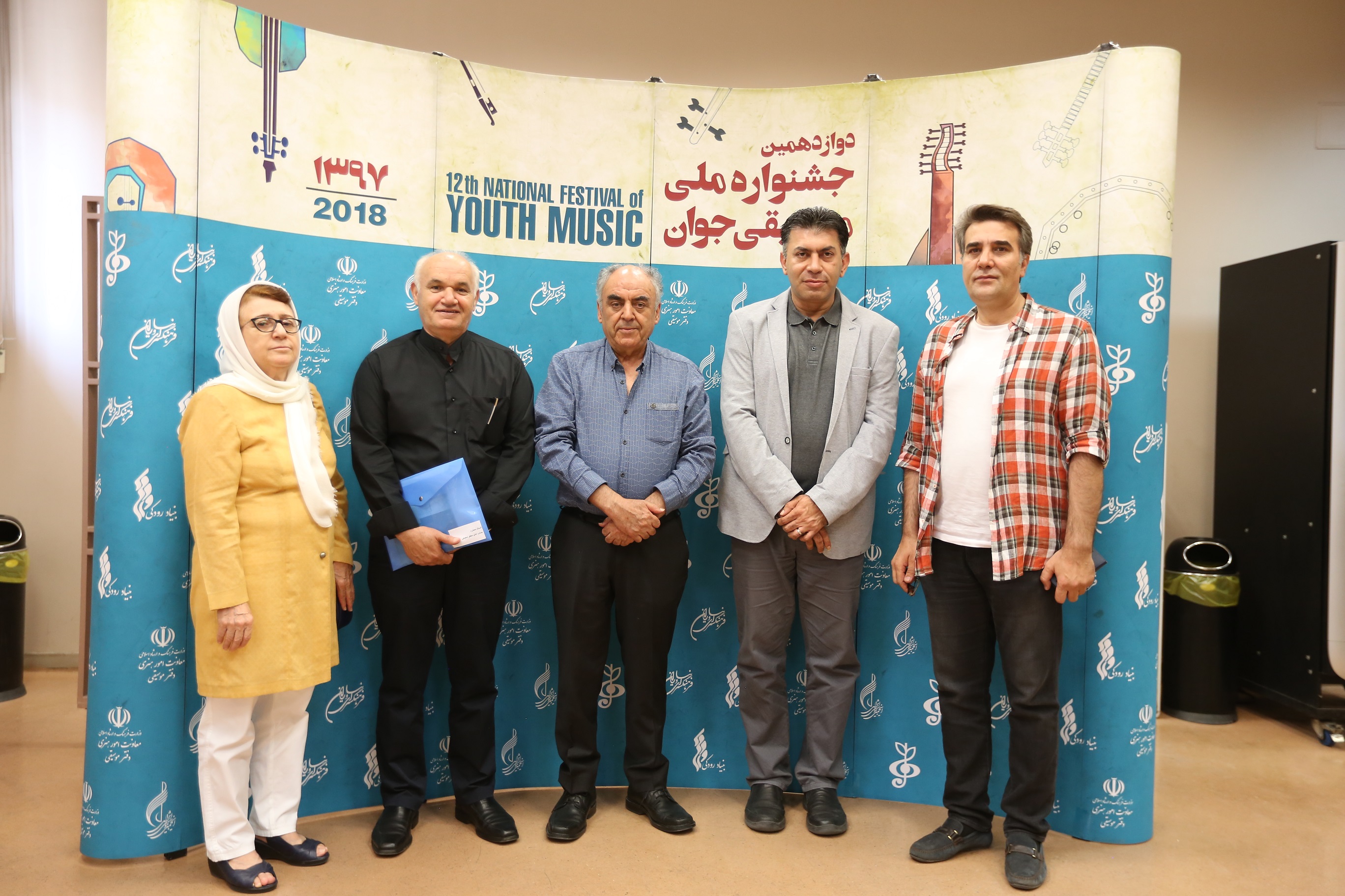 نغمه سرایی شرکت کنندگان در بخش آواز