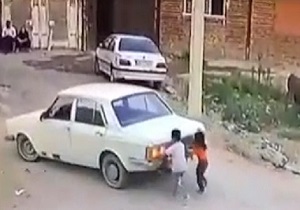 حادثه دردناک برای دختر خردسال هنگام بازی + فیلم
