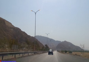 چراغ‌های روشن تیر برق در جاده گرمسار - شیراز + فیلم