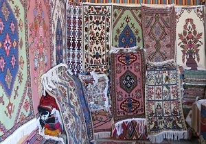 شهر عنبران قطب تولید گلیم در استان اردبیل است