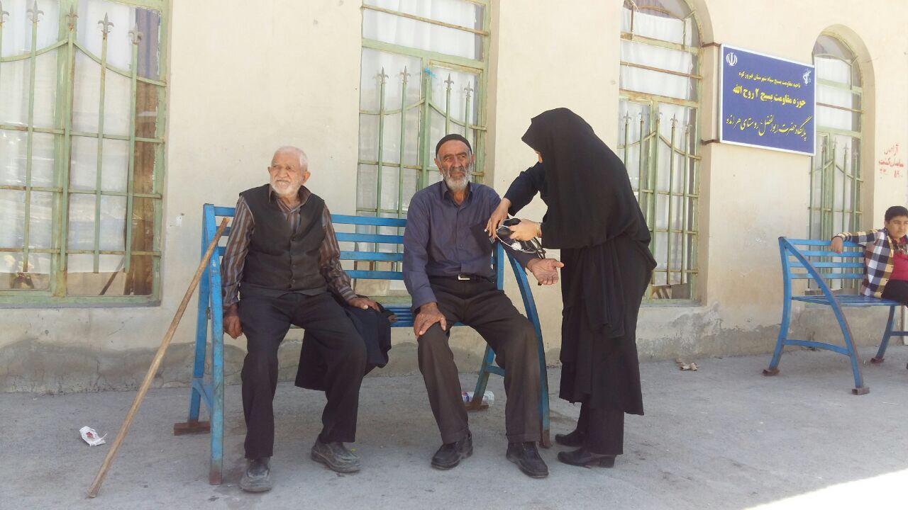 خبرنگار: جلیل&zwnj;نژاد/درد و دل&zwnj;های یک بهورز&zwnj; با مردم و مسئولان / گفت&zwnj;وگوی&zwnj; خواندنی از زبان یک بهورز که در روستا به مردم خدمت می&zwnj;کند / دردهای&zwnj; بهورزان&zwnj; که مسئولان باید آن را بشنوند / بهورزان&zwnj; چگونه سلامت روستاییان&zwnj; را تضمین می&zwnj;کنند؟