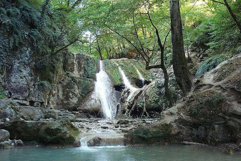 آبشار کفترخانه از جاذبه‌های گردشگری فارسیان + فیلم