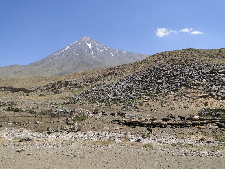 زلزله&zwnj;های تهران ارتباطی با دماوند ندارد/ آتشفشان خفته دماوند همچنان در خواب است/ گرمای هوا عامل آب شدن یخچال&zwnj;های بالای دماوند