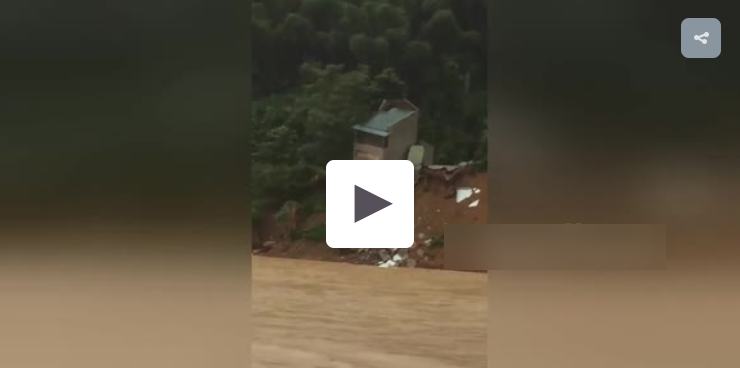 لحظه فرو ریختن ساختمان حین وقوع سیل + فیلم//