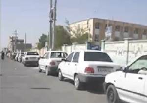 صف طولانی خودروها در پمپ بنزین ایرانشهر + فیلم