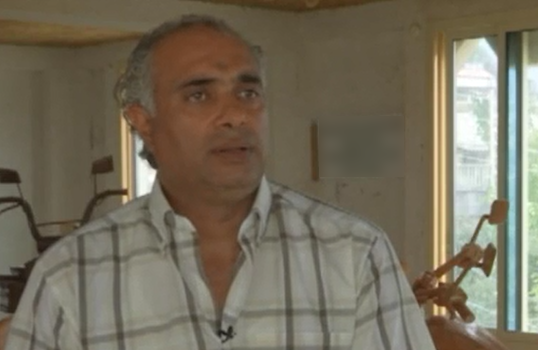 مردی که به ضرب آهن و چوب گردشگران به روستای خود می کشاند!+تصاویر