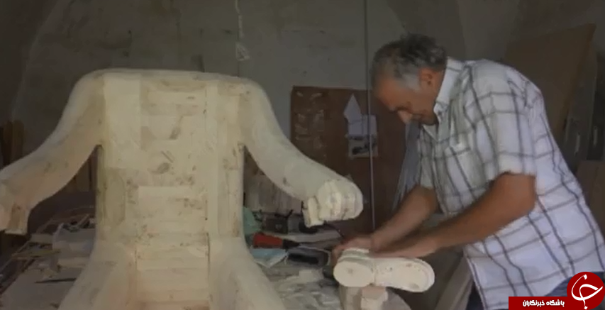 مردی که به ضرب آهن و چوب گردشگران به روستای خود می کشاند!+تصاویر