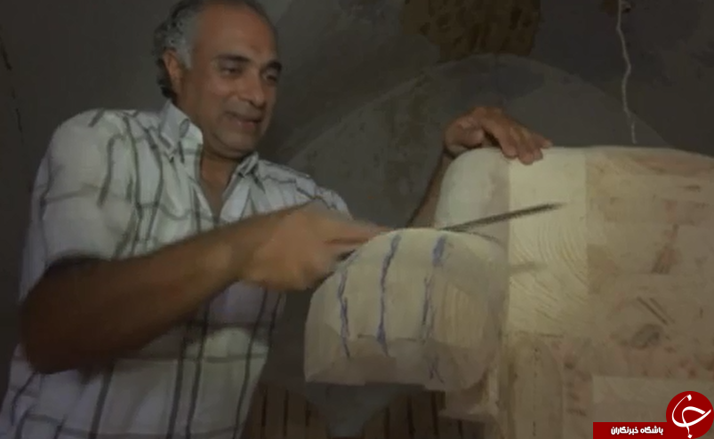 مردی که به ضرب آهن و چوب گردشگران به روستای خود می کشاند!+تصاویر