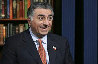 فوتبال بازی کردن ربع پهلوی با تعریف و تمجید مبالغه آمیز گزارشگر بازی + فیلم