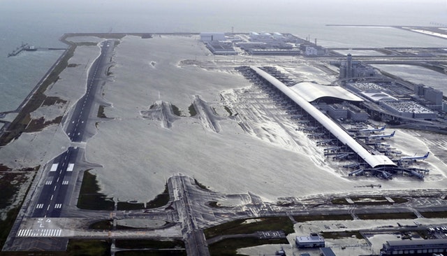 توفان سهمگین جبی ۳ هزار نفر را در فرودگاه ژاپن به دام انداخت+ تصاویر