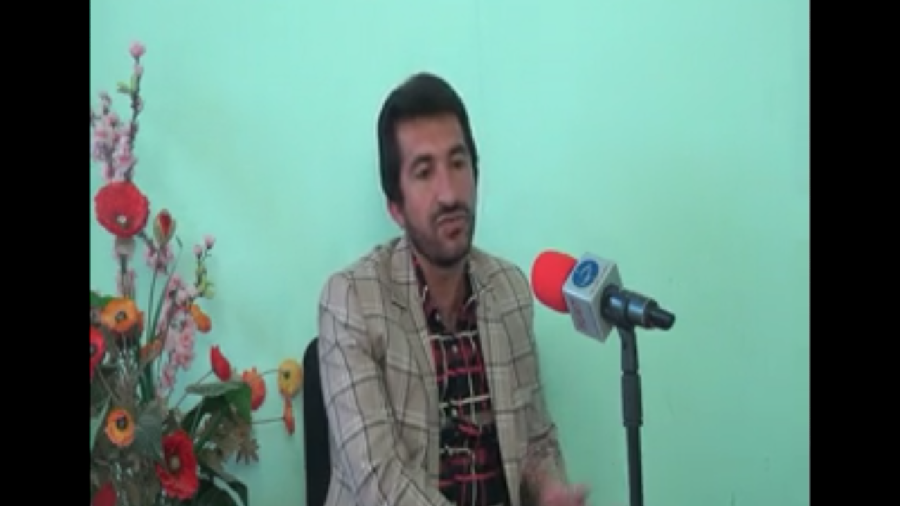 جوانی ازکهگیلویه وبویراحمد که دربرعکس خوانی هنری عجیب دارد