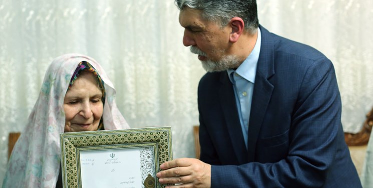 وزیر فرهنگ و ارشاد اسلامی به دیدار شاعر پیشکسوت رفت
