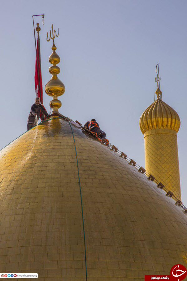 تصاویری زیبا از پاکسازی گنبد حرم امام حسین&zwnj;(ع) در آستانه محرم+عکس