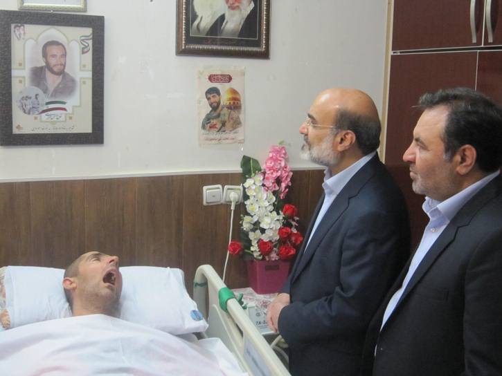 عیادت رئیس رسانه ملی از یک شهید زنده