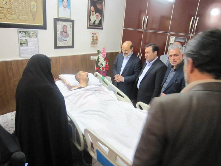 عیادت رئیس رسانه ملی از یک شهید زنده