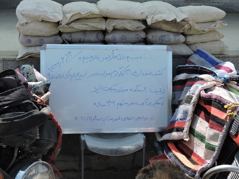 کشف حدود ۳۰۰ کیلو موادمخدر از ۳ قاچاقچی موتورسوار