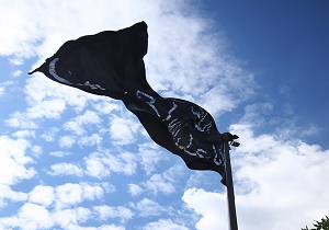 اهتزاز پرچم ۱۰۰۰ متری &laquo;یا حسین (ع)&raquo; بر فراز بزرگترین پرچم کشور