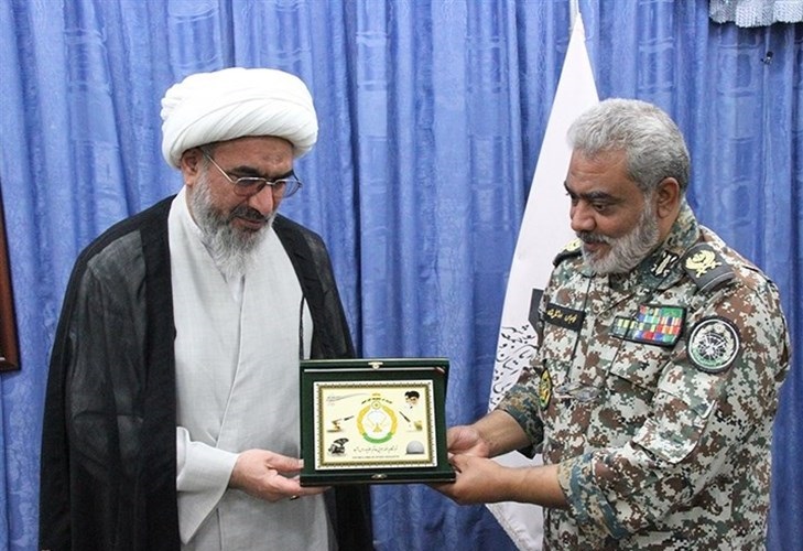 فرمانده قرارگاه پدافند هوایی از امام جمعه بوشهر تقدیر کرد