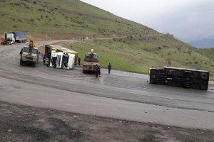 مرگ ۲ نفر در واژگونی تریلی حامل روغن سیاه