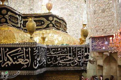هنرنمایی یک خوشنویس از کتیبه ضریح امام حسین (ع) تا سنگ قبر ائمه در سامرا / 2 سال است که شعار اربعین را می نویسم