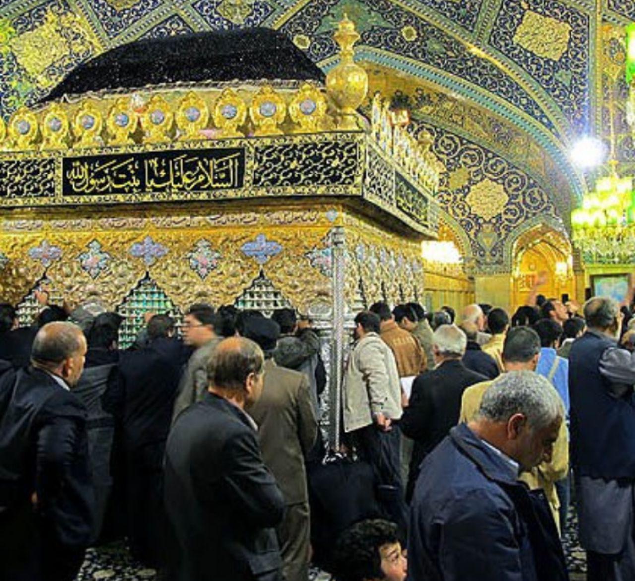 هنرنمایی یک خوشنویس از کتیبه ضریح امام حسین (ع) تا سنگ قبر ائمه در سامرا / 2 سال است که شعار اربعین را می نویسم