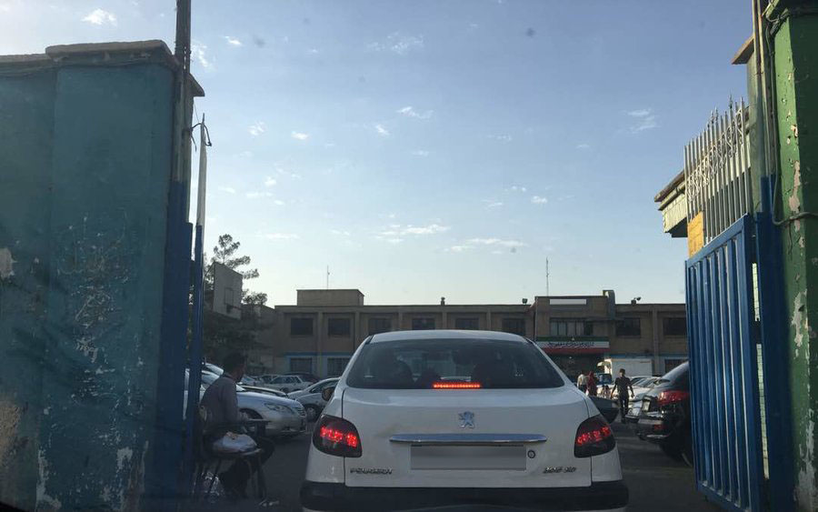 تبدیل حیاط هنرستان به پارکینگ خودرو! + فیلم