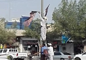 نصب پرچم عزای محرم در رودان + فیلم