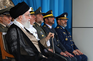 فرمانده کل قوا: جمهوری اسلامی چهل سال است که آماج خرابکاری آمریکا و همدستان آمریکا است + فیلم