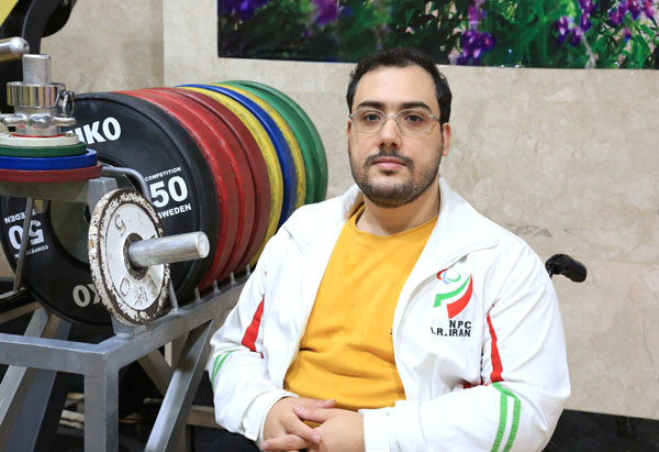 روح&zwnj;الله رستمی نشان نقره را بر گردن آویخت