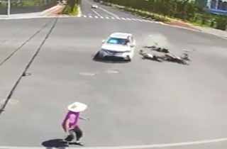 تصادف‌های شدید خودروی شاسی بلند پس از عبور از چراغ قرمز + فیلم