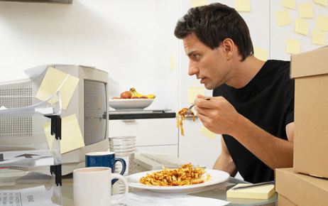 ////چاقی به دلیل عادت اشتباه خوردن خوراک درمحل کار