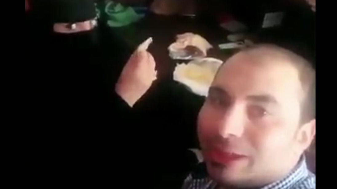 خوردن صبحانه با همکار زن، برای مرد مصری دردسرساز شد! + فیلم//