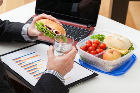 ////چاقی به دلیل عادت اشتباه خوردن خوراک درمحل کار