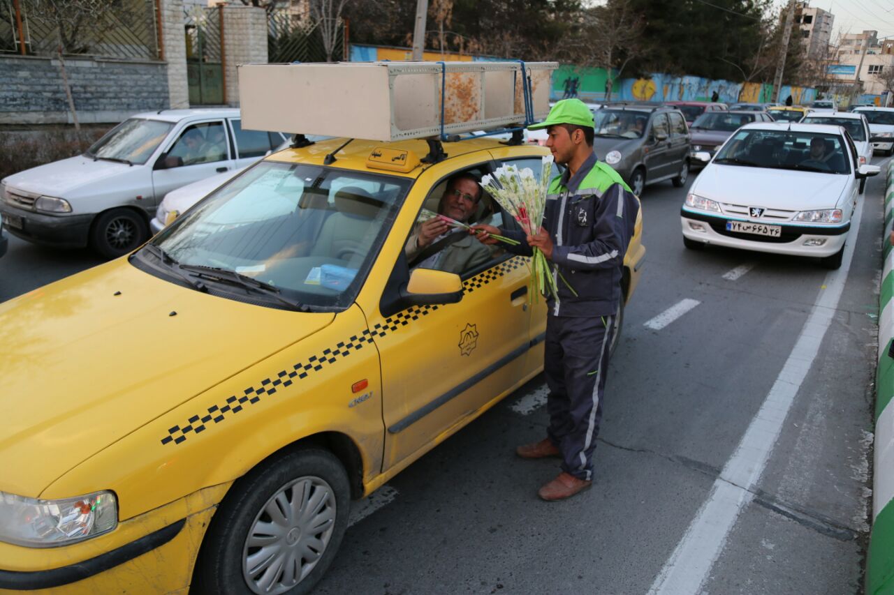 ۸۵ فروشنده گل شاخه بریده در تقاطع&zwnj;های سطح شهر مشهد