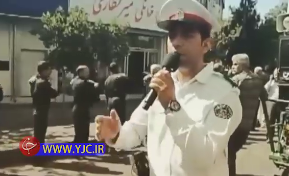 مداحی مأمور راهنمایی رانندگی در عزاداری امام حسین(ع) +فیلم