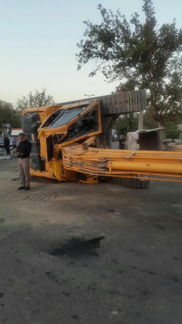 واژگونی تریلر حامل بیل مکانیکی در تهرانپارس + عکس
