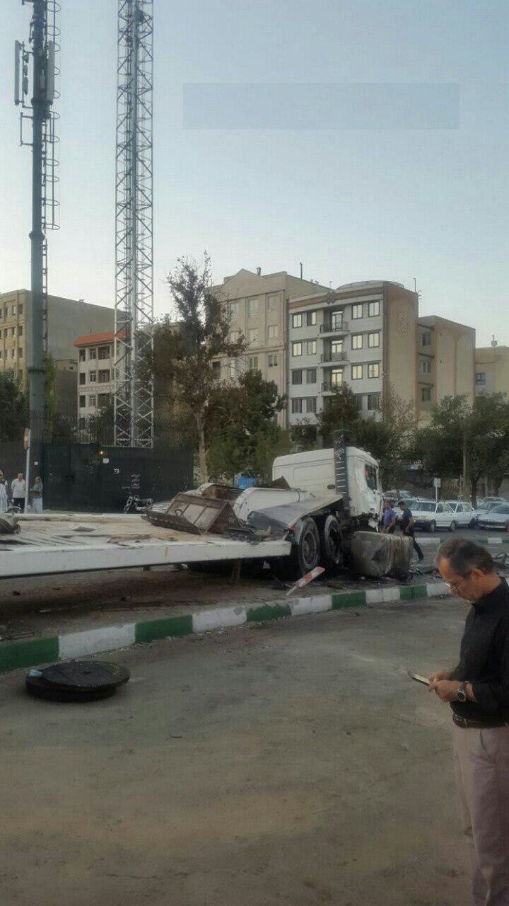 واژگونی تریلر حامل بیل مکانیکی در تهرانپارس + عکس