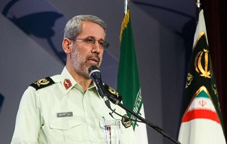 همیاران محرم در ایجاد نظم مراسم مذهبی پلیس را همراهی می کنند