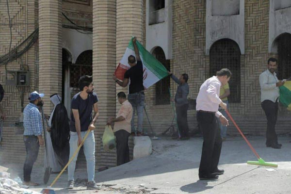 اقدام نمادین جوانان بصره در کنسولگری ایران برای نشان دادن عمق برادری دو ملت+ تصاویر