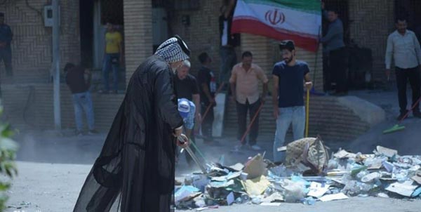 اقدام نمادین جوانان بصره در کنسولگری ایران برای نشان دادن عمق برادری دو ملت+ تصاویر