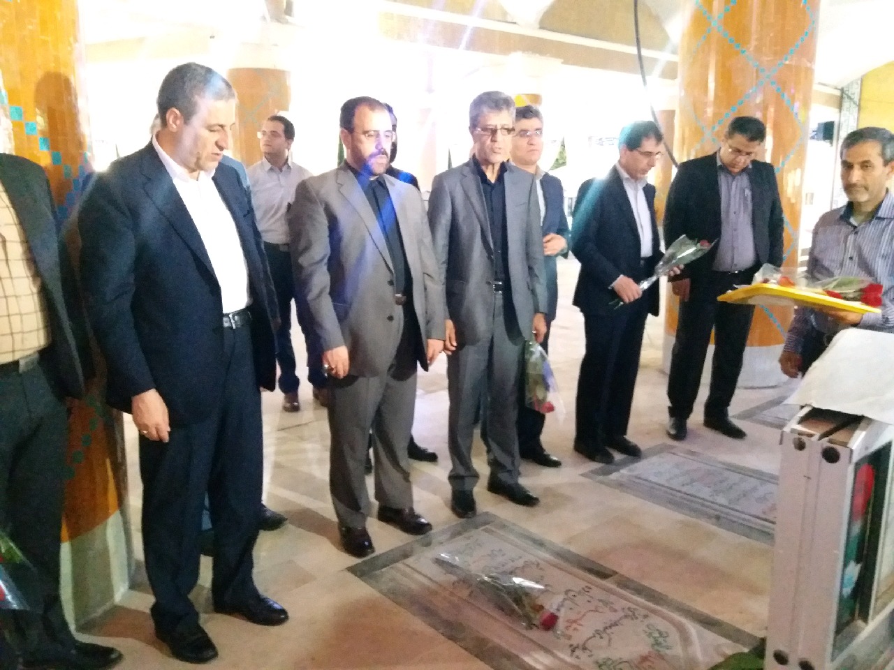 ادای احترام معاون پارلمانی رئیس جمهور به مقام شهدای بوشهر