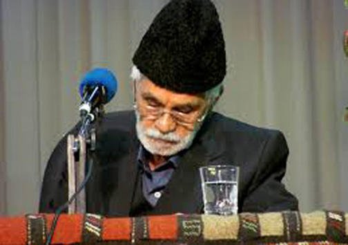 پیر غلام حسینی که بیش از ۵۰ سال خادمی در آستان اهل بیت (ع) دارد
