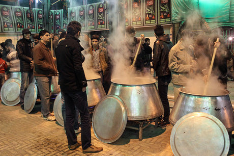 پخت حلوای بیش از 10 تنی در زنجان /نذری که بیش از دو دهه پیشکش آستان یار می شود