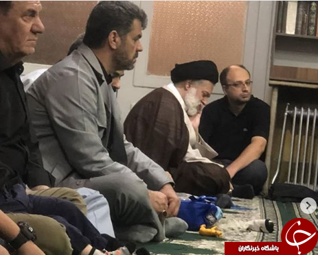 تصویری از فرزند ارشد رهبر انقلاب در کنار مردم در مسجد+عکس
