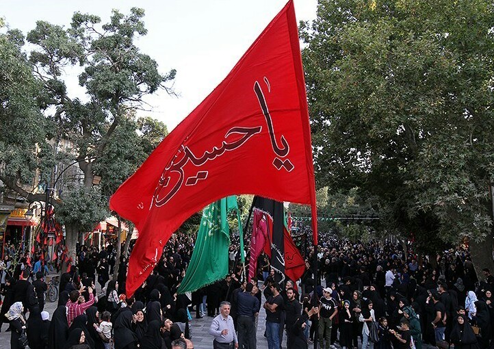 استقبال پرشکوه از پرچم سرخ و ملکوتی امام حسین (ع) در همدان