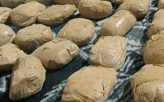 550 کیلوگرم ترياك زیر بار آجر